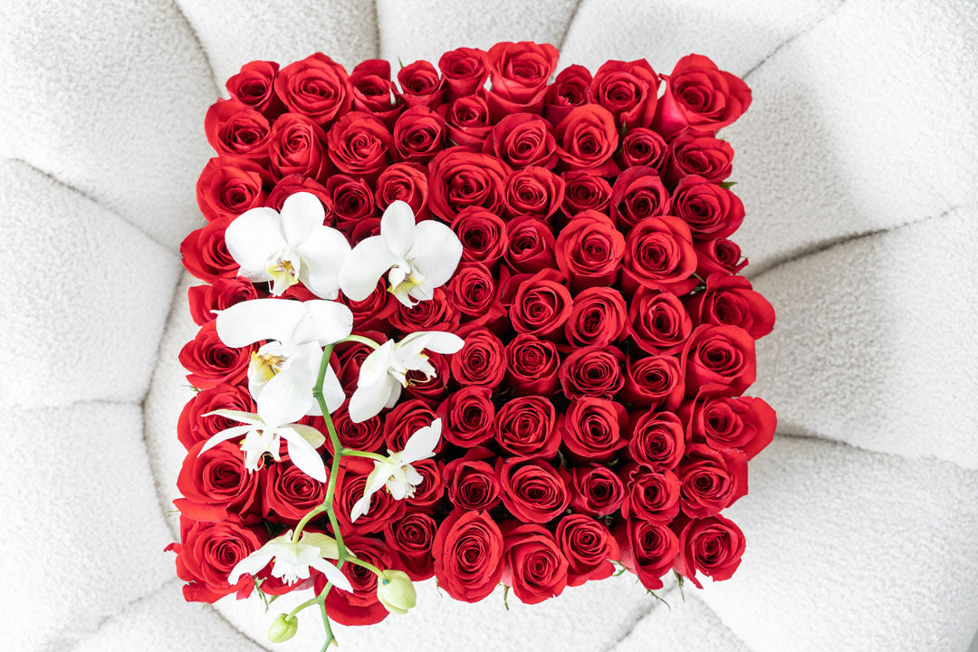 80 rosas rojas y vara de orquídea en caja