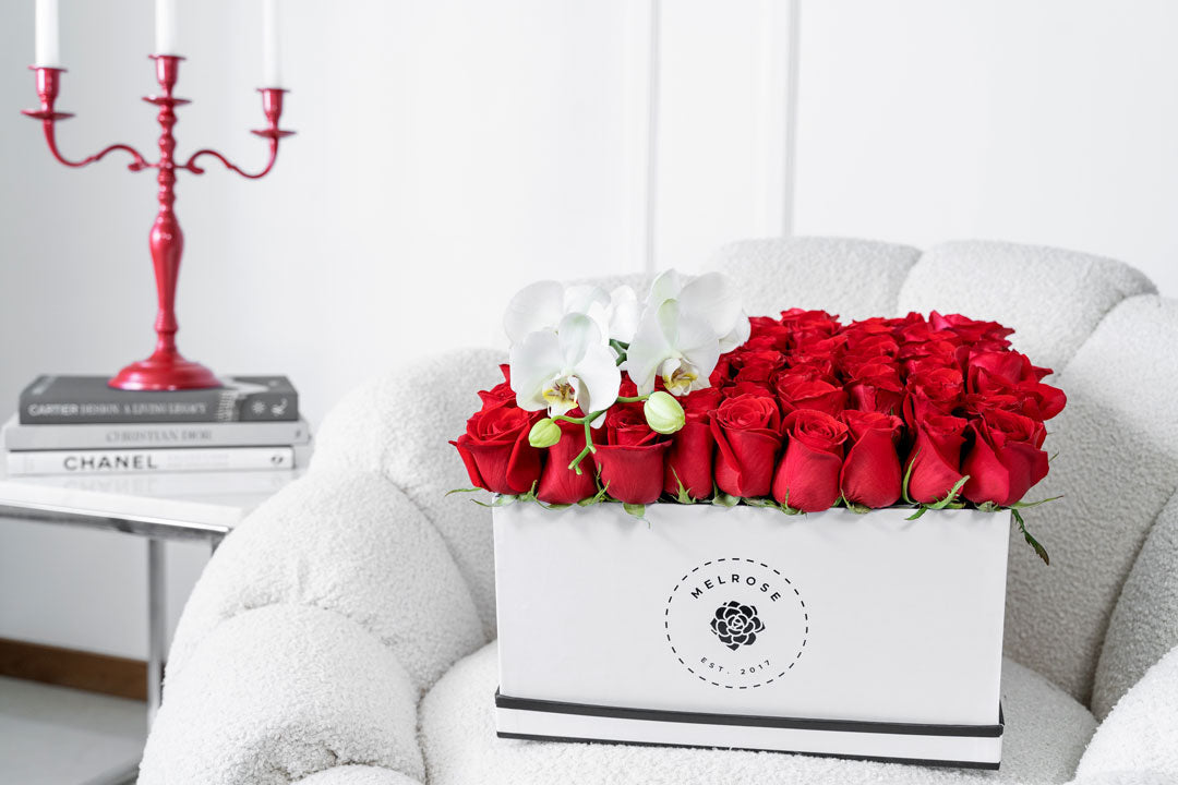 80 rosas rojas y vara de orquídea en caja