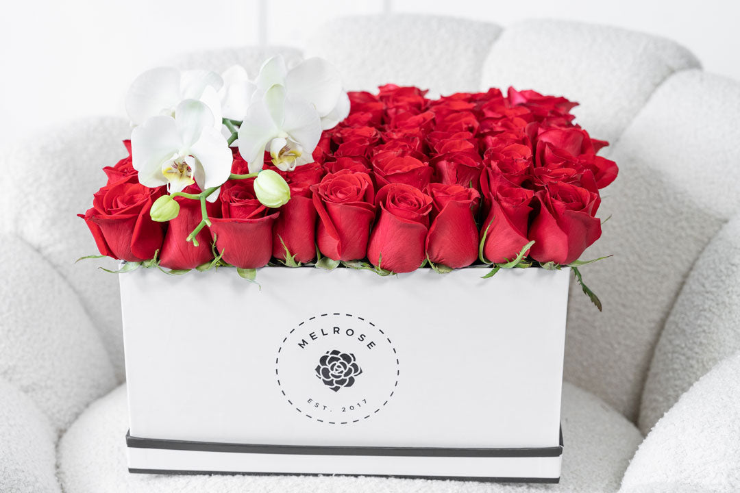 80 rosas rojas y vara de orquídea en caja