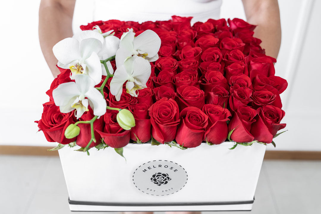 80 rosas rojas y vara de orquídea en caja