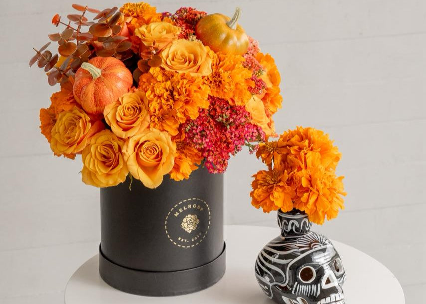 Flores de cempasúchil y calabazas