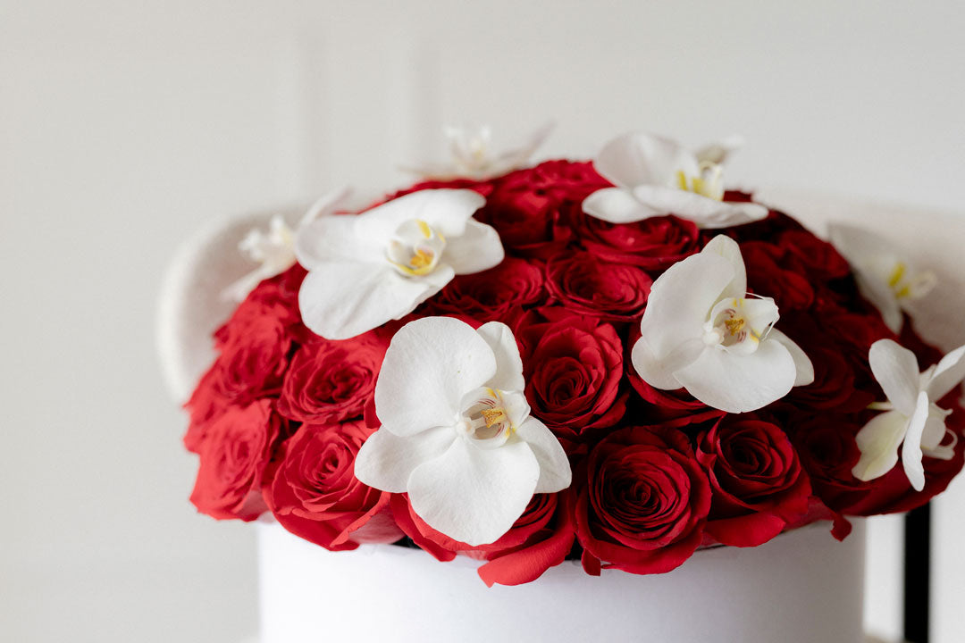 80 Rosas rojas con orquídeas