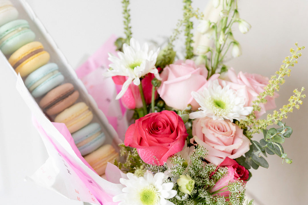 Macaroons and flowers M-024