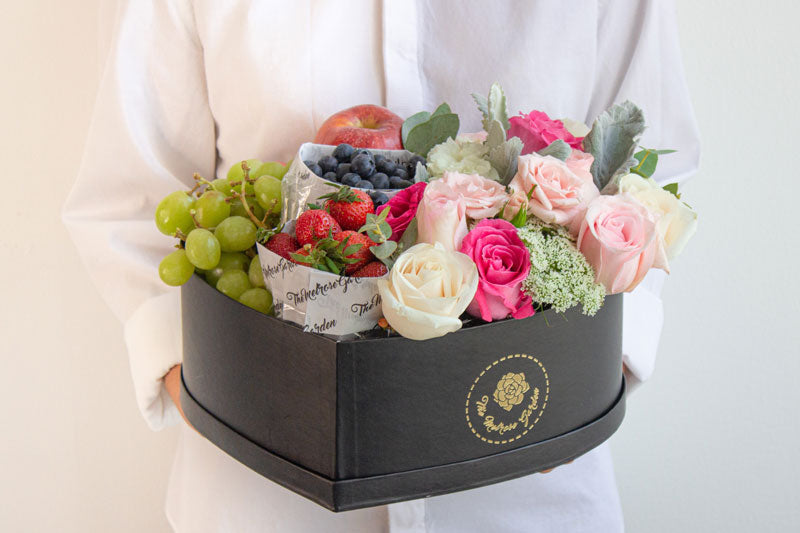 Arreglo de  frutas y flores en caja de corazón