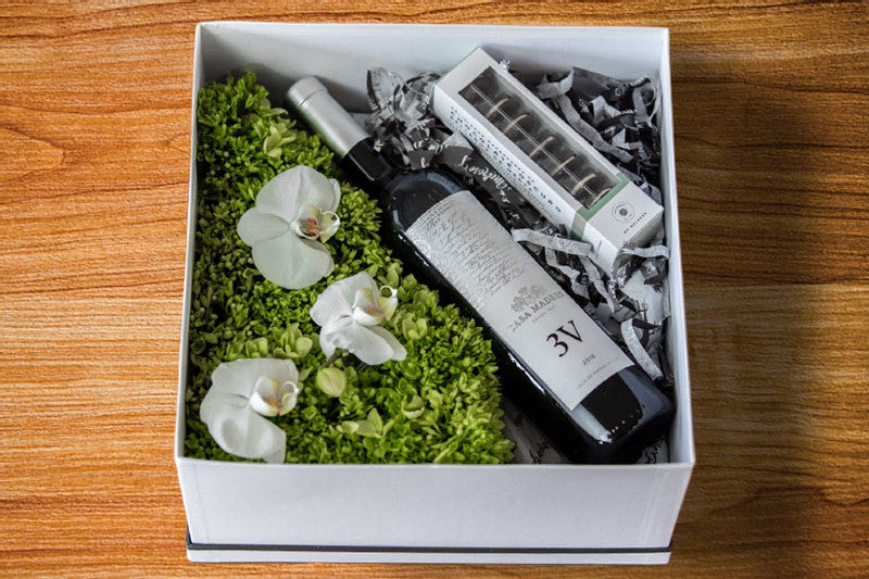 Regalo para hombre con vino, chocolates y flores