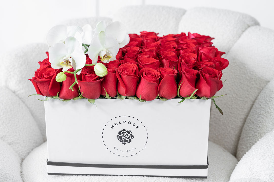 80 rosas rojas en caja cuadrada y orquidea