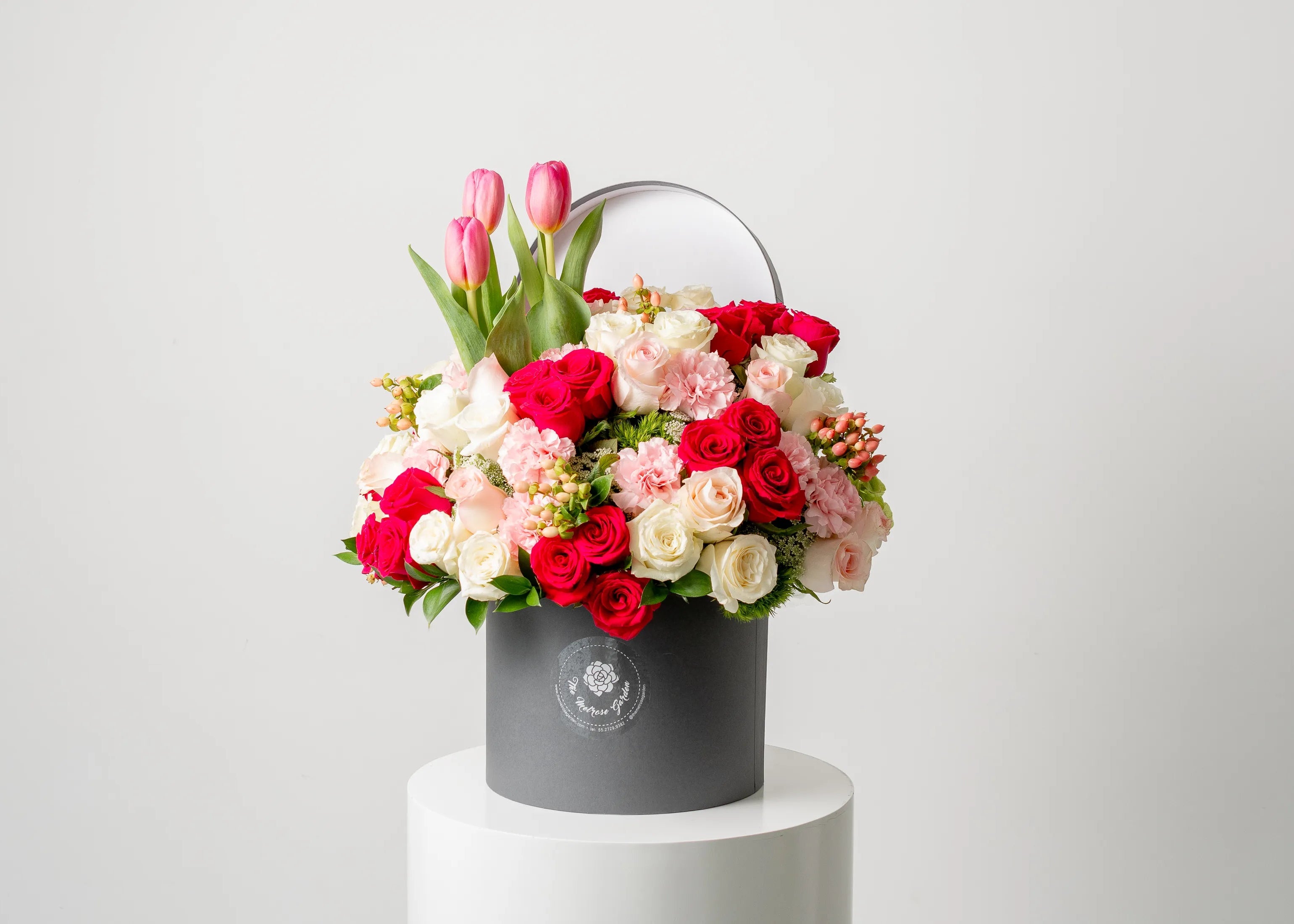 arreglo floral rosas fucsia tulipanes caja para mama