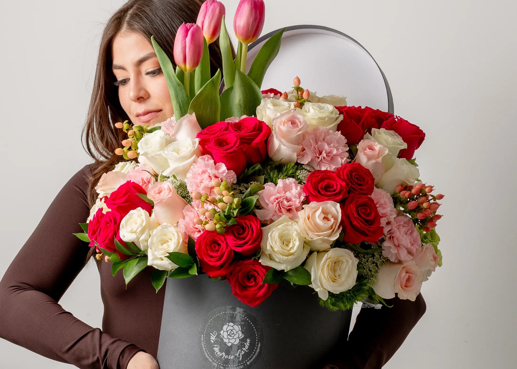 arreglo floral rosas fucsia tulipanes caja para mama