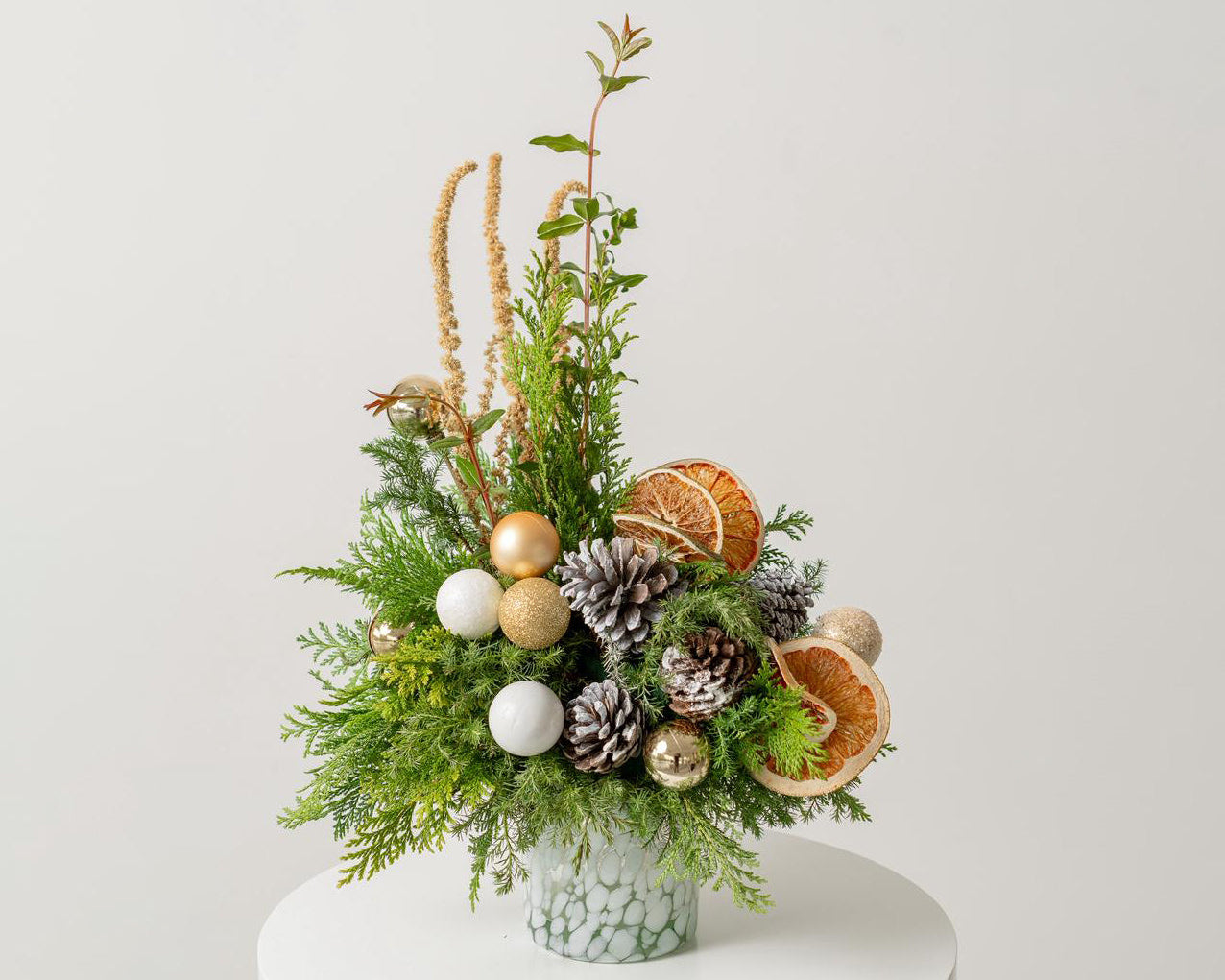 Flores de navidad con naranja deshidratada