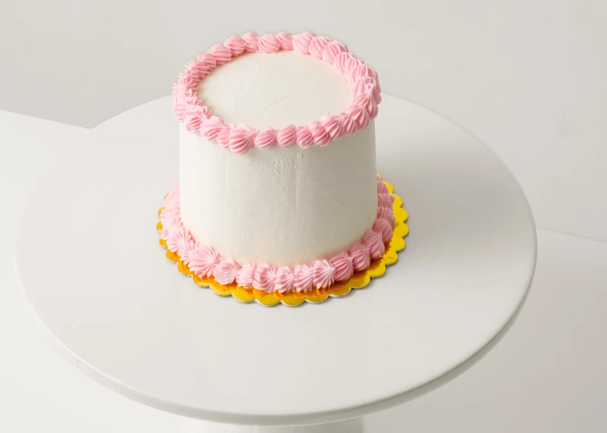 Pastel rosa con florero de cristal y flores