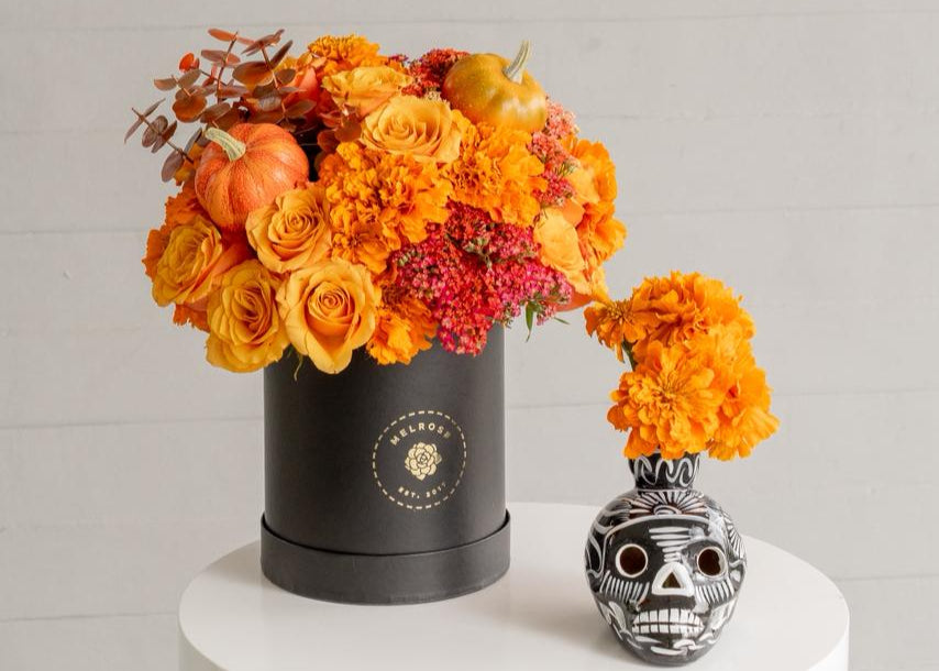 Flores de cempasúchil y calabazas