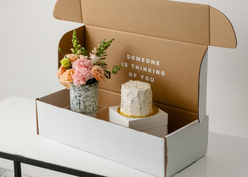 Pastel con florero de cristal y flores