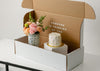 Pastel con florero de cristal y flores