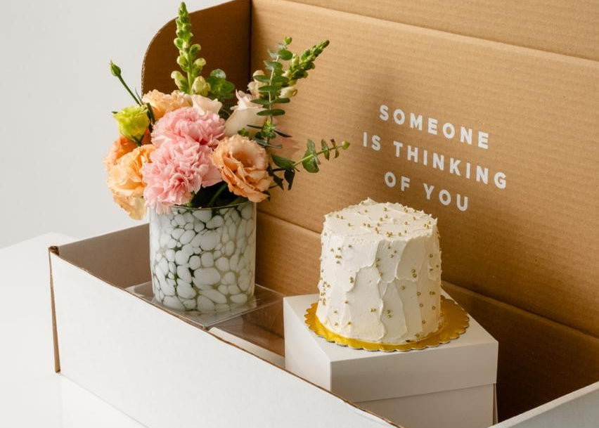 Pastel con florero de cristal y flores