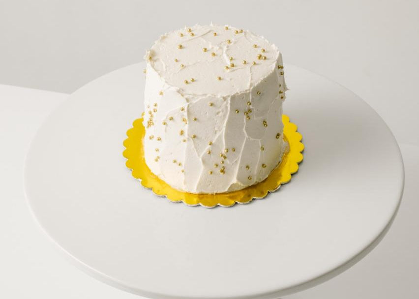 Pastel con florero de cristal y flores