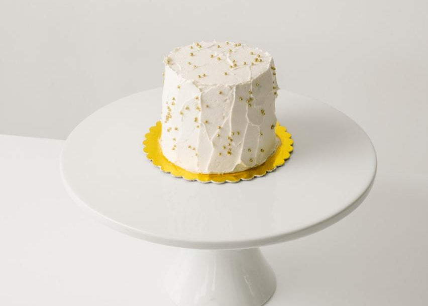 Pastel con florero de cristal y flores