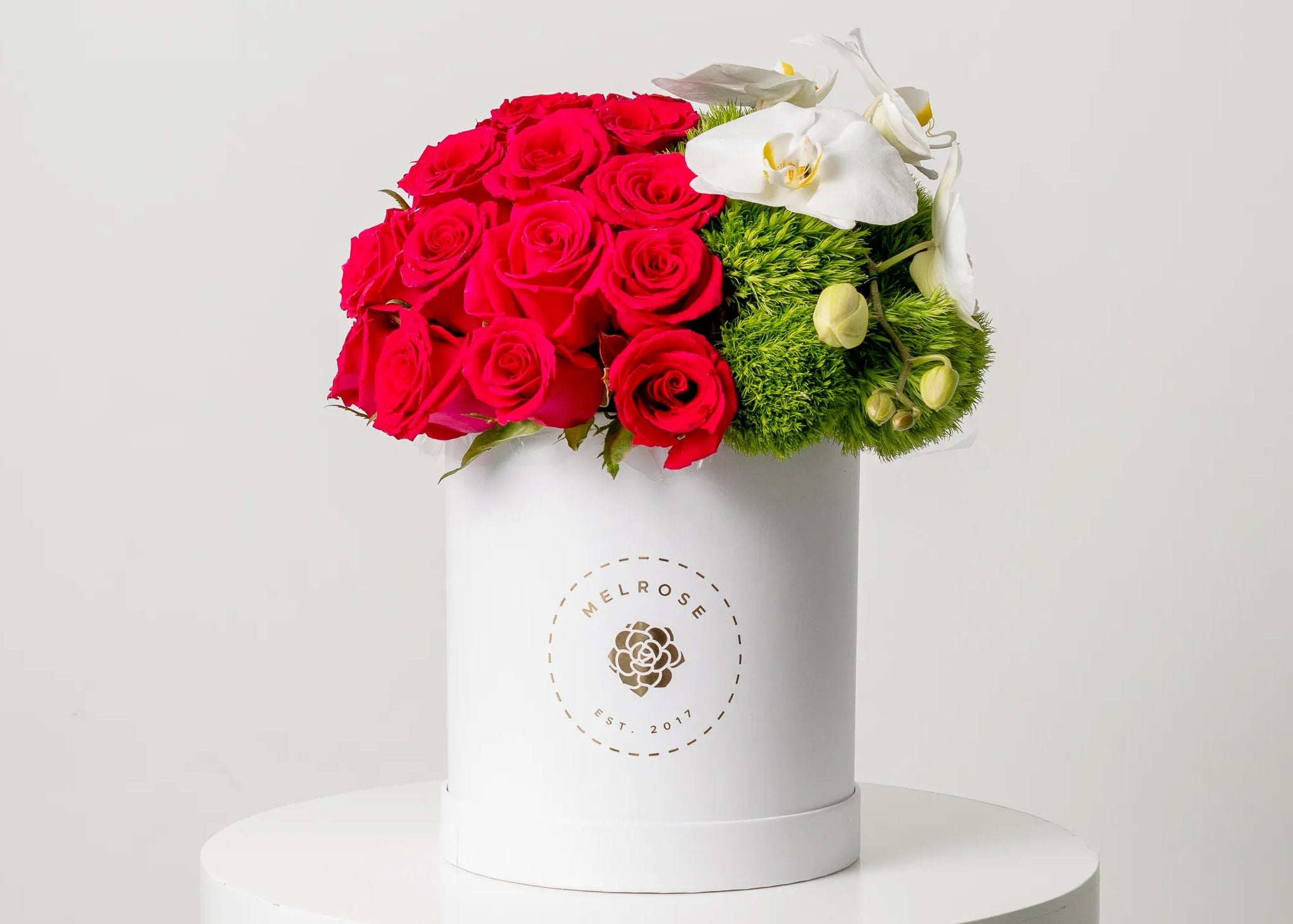 Elegancia en Rosas Rojas y Orquídea