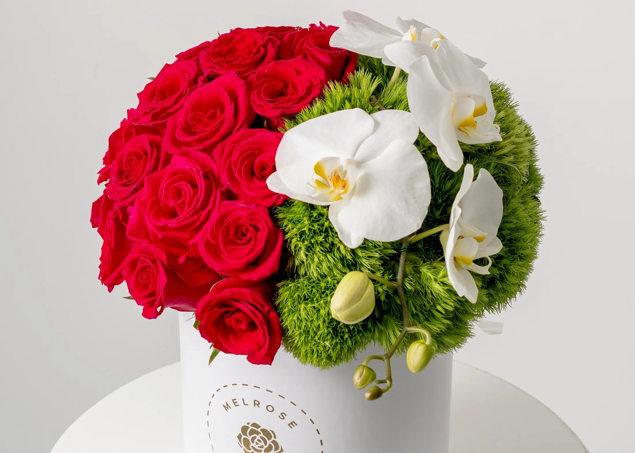 Elegancia en Rosas Rojas y Orquídea