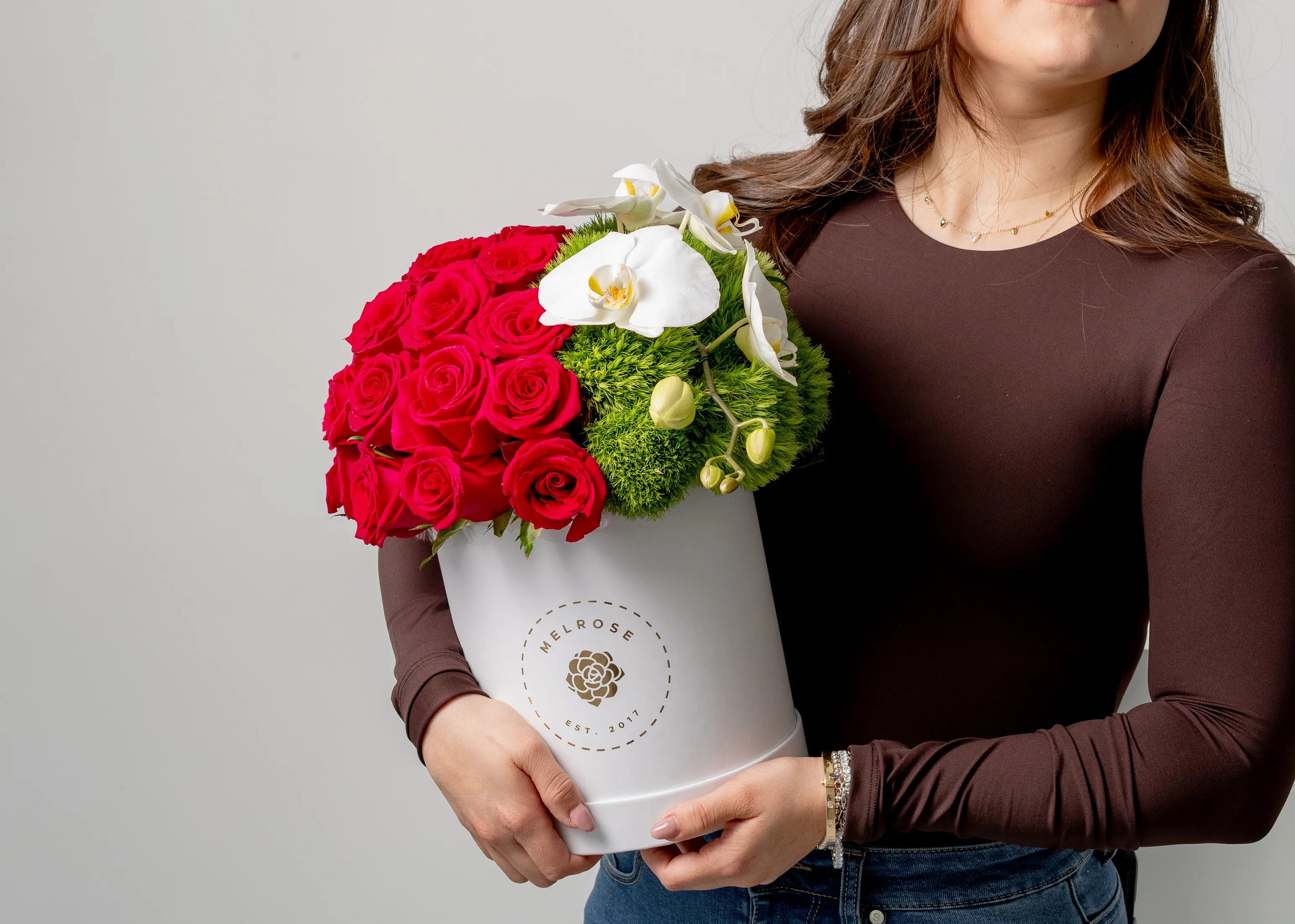 Elegancia en Rosas Rojas y Orquídea