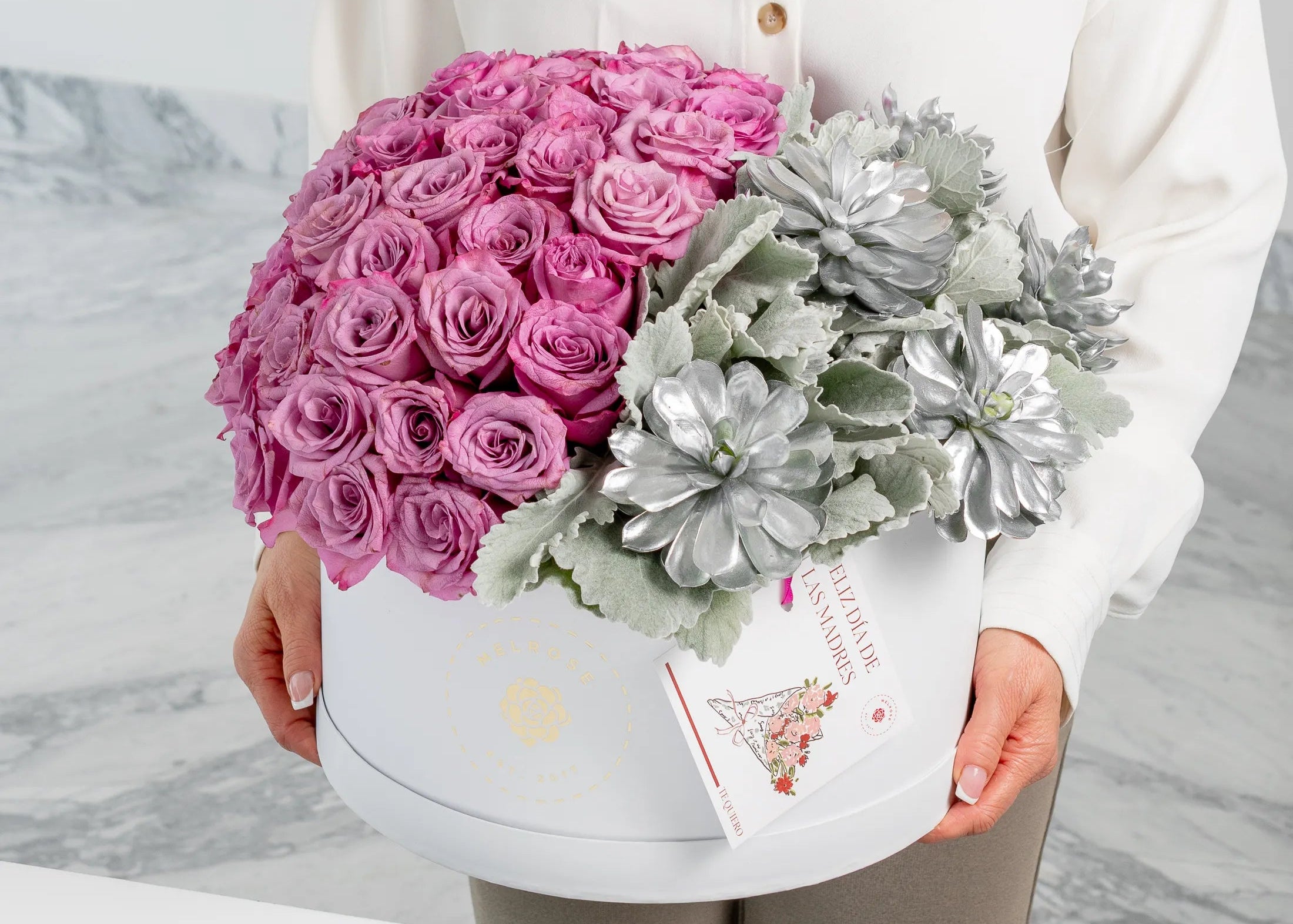 caja 80 rosas lilas arreglo premium
