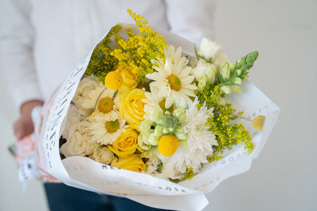 Ramo de flores blancas y amarillas encanto